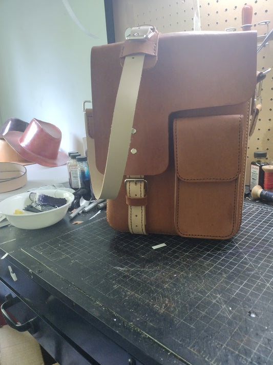 MESSENGER BAG