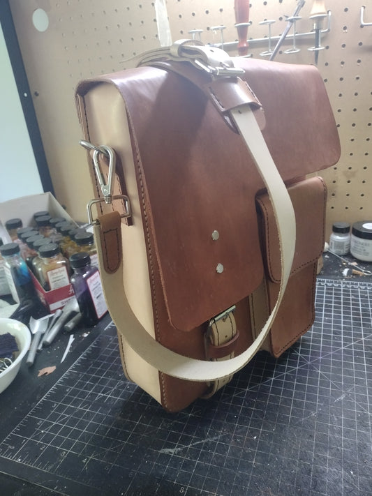 MESSENGER BAG